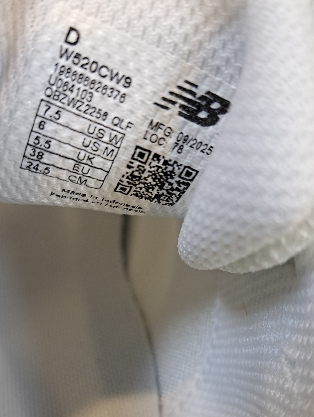 New Balance Fresh Foam 520 v9 Running Shoe - Color: White/Black - Size: 7.5 Wide - Picture 9 of 9